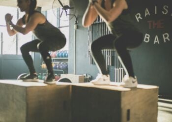 El 'crunch abdominal' está bien, pero este ejercicio que casi nadie hace es perfecto para tonificar glúteos y abdomen a la vez