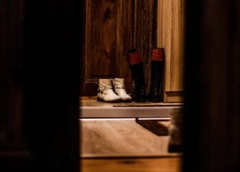 Qué significa que una persona siempre se quite los zapatos antes de entrar en casa, según la psicología