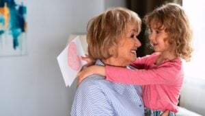 Suena raro, pero la psicología lo avala: si tienes 50 años, aprendiste estas habilidades que tus nietos jamás tendrán