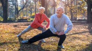 ¿Tienes más de 50 años y quieres ganar músculo? Los expertos dicen que olvides las pesas y hagas estos 4 ejercicios