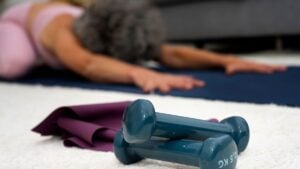 Hora de olvidar el gimnasio: el mejor ejercicio para que las mujeres de más de 55 años fortalezcan su espalda