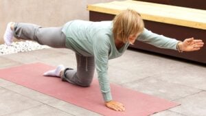 Ni pesas ni planchas: el mejor ejercicio para que las mujeres de 60 años fortalezcan su espalda sin salir de casa