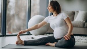 Ni caminar ni hacer yoga: el mejor ejercicio para las embarazadas que necesiten aliviar sus problemas lumbares