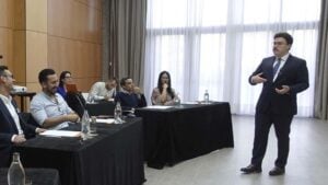 Fernando Miralles, orador español: «Con este gesto lograrás confianza en tu audiencia desde el primer momento»