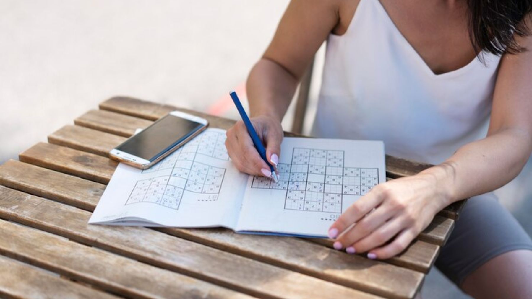 Persona resolviendo sudokus.