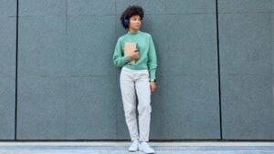 Las personas que cambian todo el rato el peso de un pie a otro comparten estos rasgos de personalidad, según la psicología