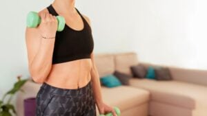 Adiós a los michelines navideños: el ejercicio de bajo impacto recomendado para fortalecer el abdomen en casa