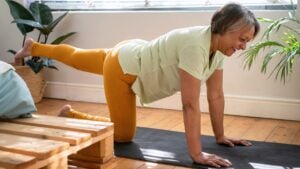 Ni gimnasios ni pesas: el mejor ejercicio para que las personas de 60 años fortalezcan los músculos de la espalda