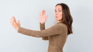 ¿Qué significa el gesto de mover las manos en círculos, según la psicología?