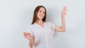 ¿Qué significa mostrar las palmas de las manos durante una conversación? La psicología lo explica