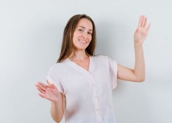 Persona muestra las palmas de las manos