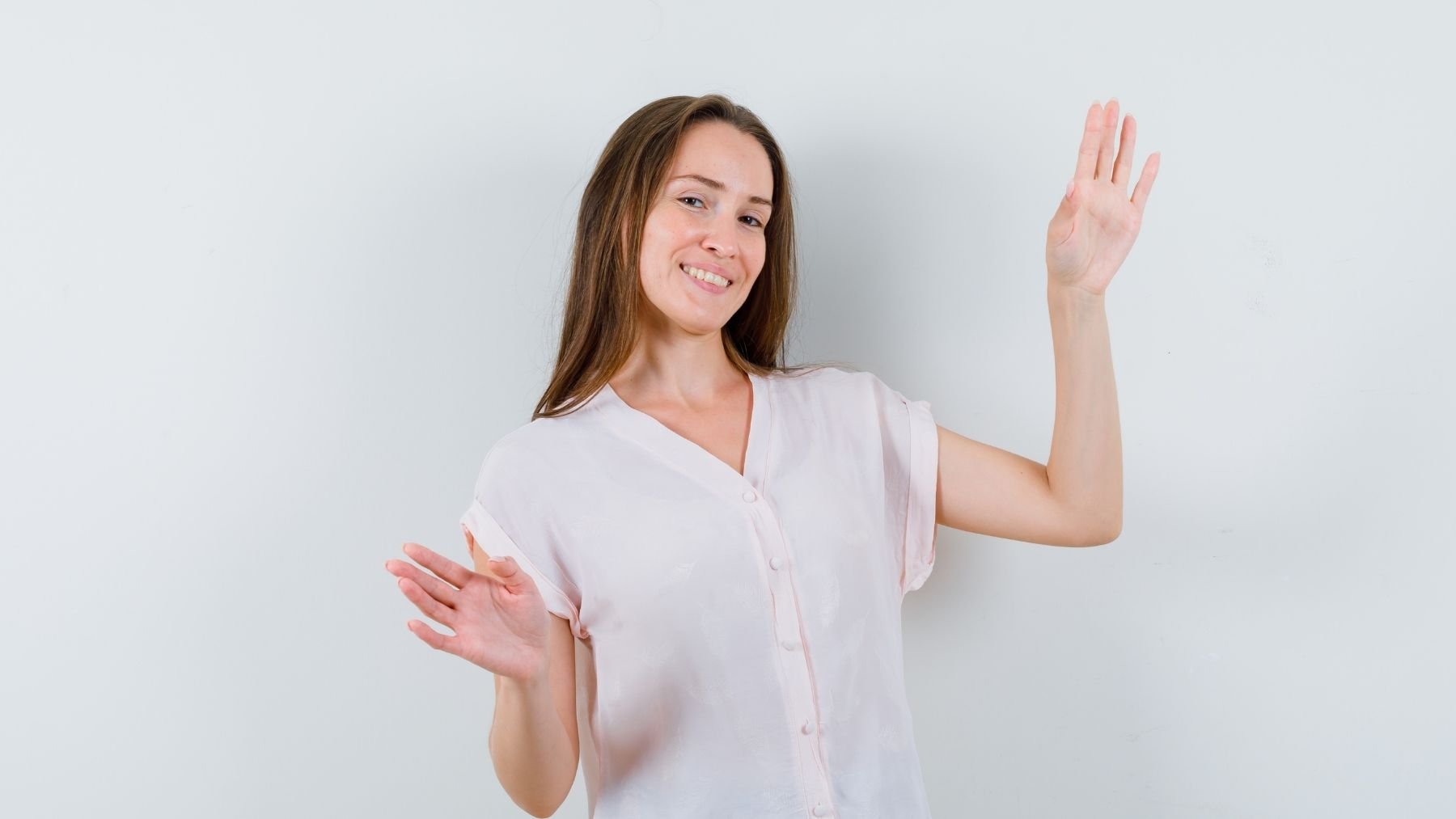 Persona muestra las palmas de las manos