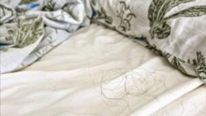 Caída del pelo al dormir: el hábito nocturno que podría estar debilitando tu cabello