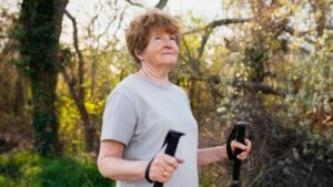 El ejercicio que los mayores de 65 años pueden hacer en el parque para mejorar equilibrio y coordinación