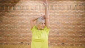 El gimnasio ya es historia: el ejercicio de bajo impacto para ganar musculatura en la espalda si tienes más de 55 años