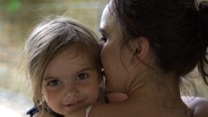 La frase que siempre dices a tus hijos pero la crianza respetuosa la desaconseja por sus consecuencias emocionales