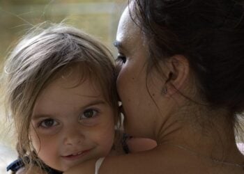 Frase desaconsejada por la crianza respetuosa, por qué no debes comparar a los hijos con sus padres según la crianza respetuosa, qué dice la crianza respetuosa sobre frases para regañar, por qué no puedes decir eres igualito que tu padre a tu hijo.