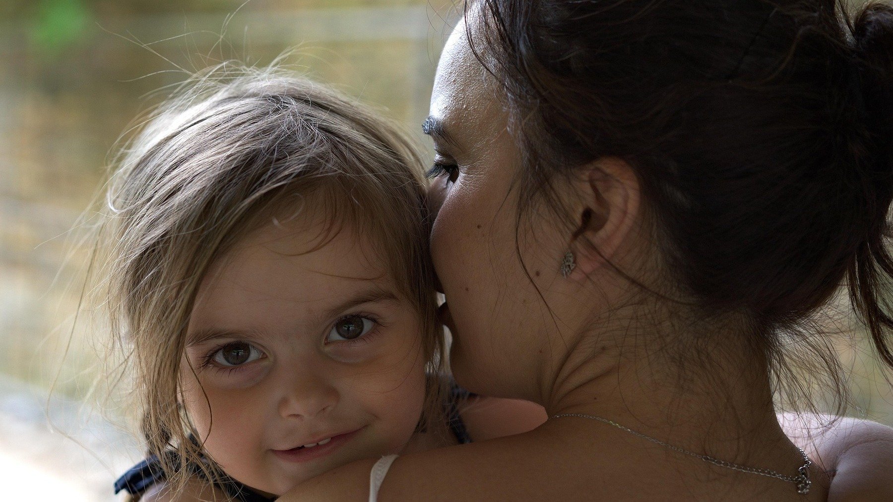 Frase desaconsejada por la crianza respetuosa, por qué no debes comparar a los hijos con sus padres según la crianza respetuosa, qué dice la crianza respetuosa sobre frases para regañar, por qué no puedes decir eres igualito que tu padre a tu hijo.