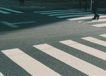 Esto dice la psicología de las personas que dan las gracias a los coches con la mano al cruzar la calle