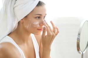 Ni se te ocurra aplicarte crema Nivea de lata azul en esta zona del cuerpo: la petición más seria de un experto