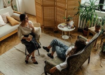 El motivo por el que no puedes hacer nada para caer bien a una persona, según la psicología