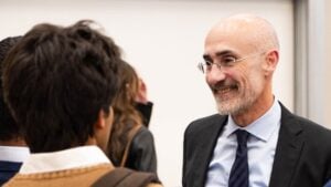 Suena raro, pero lo avala un profesor de Harvard y escritor superventas: Si deseas menos cosas, serás más feliz