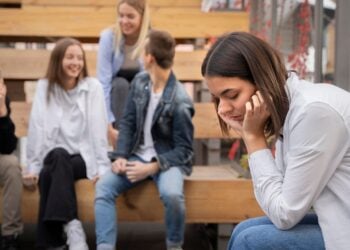 La tendencia a justificar cada decisión personal es un indicador directo de fragilidad emocional asociada a una baja autoestima. (Foto: Freepik)