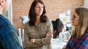 Roberto Duque, experto en lenguaje corporal: «Jamás debes de hacer este gesto durante una entrevista de trabajo»