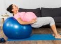 El uso de la pelota de pilates o Fitball es uno de los mejores ejercicios para trabajar la fuerza de manera segura durante el embarazo. (Foto: Freepik)