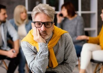 Este error destruye tu carisma en segundos, según el experto en lenguaje corporal y comunicación, Roberto Duque Roquero. (Foto: Freepik)