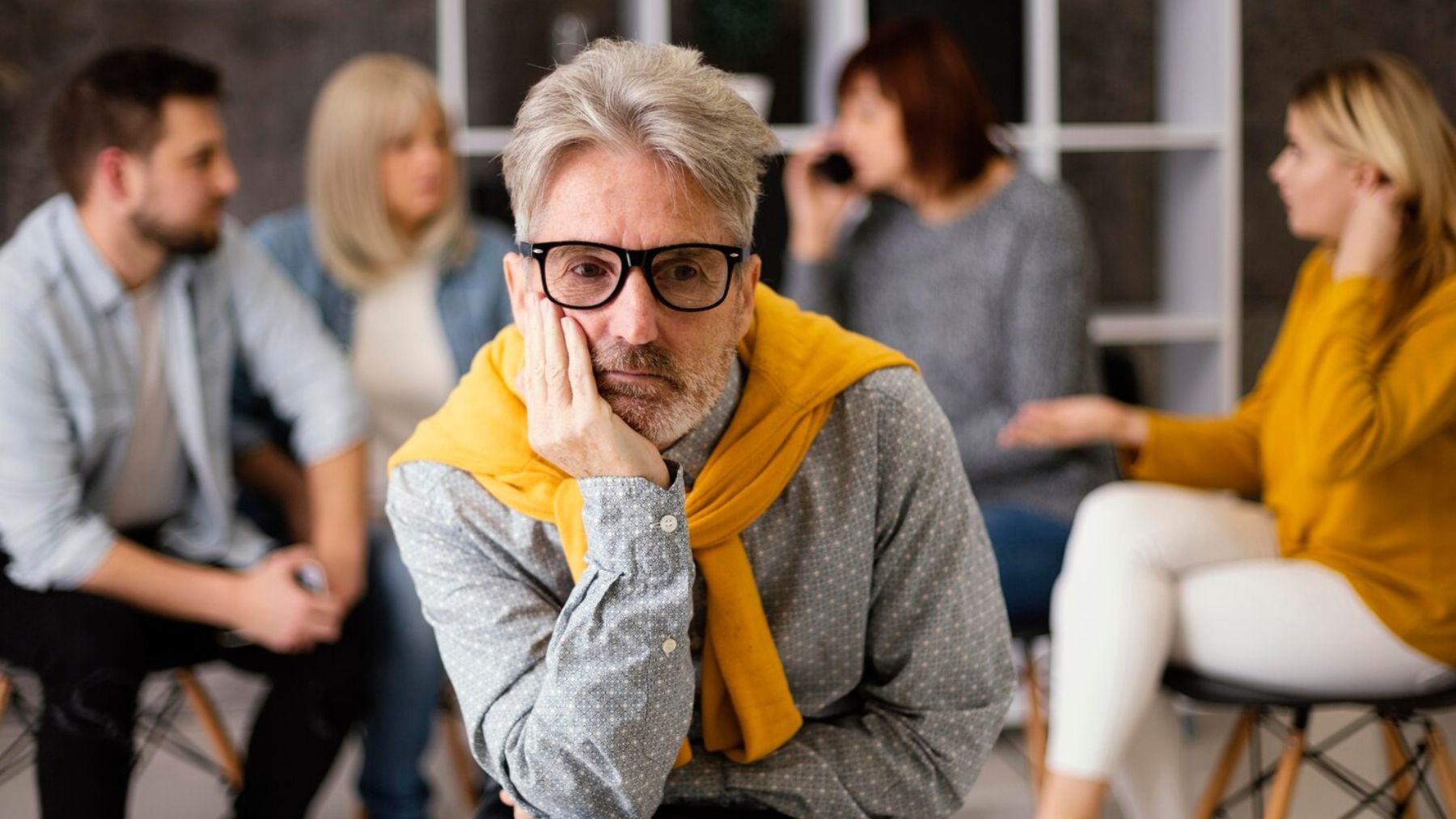 Este error destruye tu carisma en segundos, según el experto en lenguaje corporal y comunicación, Roberto Duque Roquero. (Foto: Freepik)