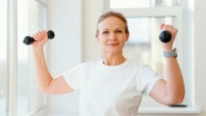 Ir al gym está bien, pero este ejercicio casero es más sencillo para que las mujeres de 50 años fortalezcan la espalda