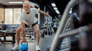No sólo cardio: éste es el entrenamiento de fuerza a partir de los 60 que recomiendan los expertos