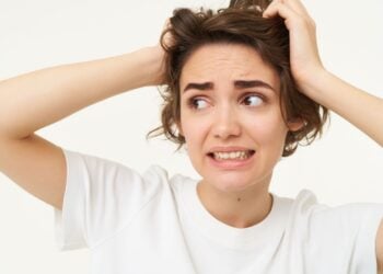 Este gesto de comunicación no verbal destruye nuestro discurso si lo hacemos mientras buscamos proyectar seguridad. (Foto: Freepik)