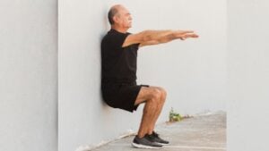 Soy fisioterapeuta y este es el ejercicio de gimnasia que recomiendo en la clínica a mis pacientes mayores de 60 años