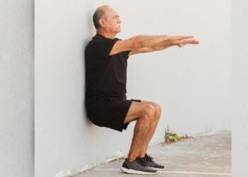 Soy fisioterapeuta y este es el ejercicio de gimnasia que recomiendo en la clínica a mis pacientes mayores de 60 años