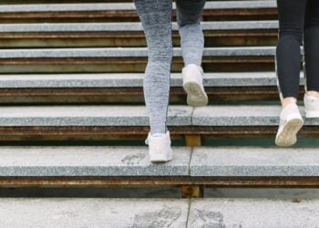 Este es uno de los ejercicios más efectivos en la fisioterapia para mayores de sesenta años. (Foto: Freepik)