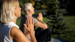 Ni pesas ni paseos: la mejor gimnasia para los mayores de 60 años es de bajo impacto y se puede hacer en casa