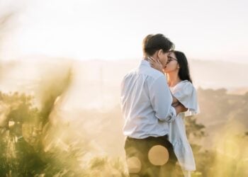 Qué significa besar con los ojos abiertos: la psicología aclara qué está pasando por la mente de esa persona