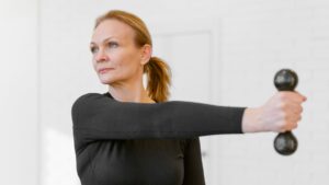 Muchas no lo saben, pero las mujeres de 50 años pueden fortalecer la espalda en casa con este sencillo ejercicio