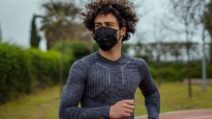 Ni correr ni andar: el mejor ejercicio al aire libre si tienes alergia esta primavera, según los expertos