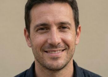 Hombre sonriendo, sonrisa, inteligencia emocional