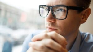 Suena raro, pero la psicología lo avala: las personas más inteligentes que el promedio tienen esta costumbre común