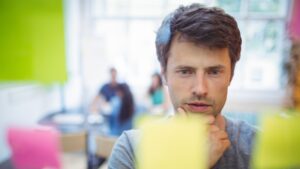 Las personas más inteligentes que el promedio siempre comparten esta forma de pensar al resolver problemas