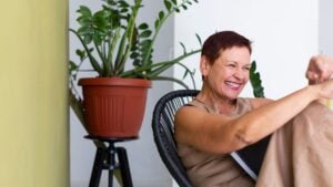 Olvida el gym: los expertos de EEUU recomiendan esta labor doméstica como la mejor gimnasia para mayores de 65 años