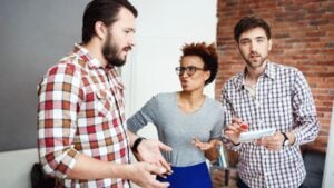 Si una persona genera discusiones sin motivo es porque no tiene habilidades sociales, según los expertos