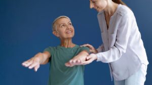 Soy fisioterapeuta y recomiendo este ejercicio de gimnasia de bajo impacto a mis pacientes mayores de 60 años