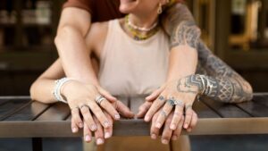 ¿Qué significa tener la manos tatuadas, según la psicología?