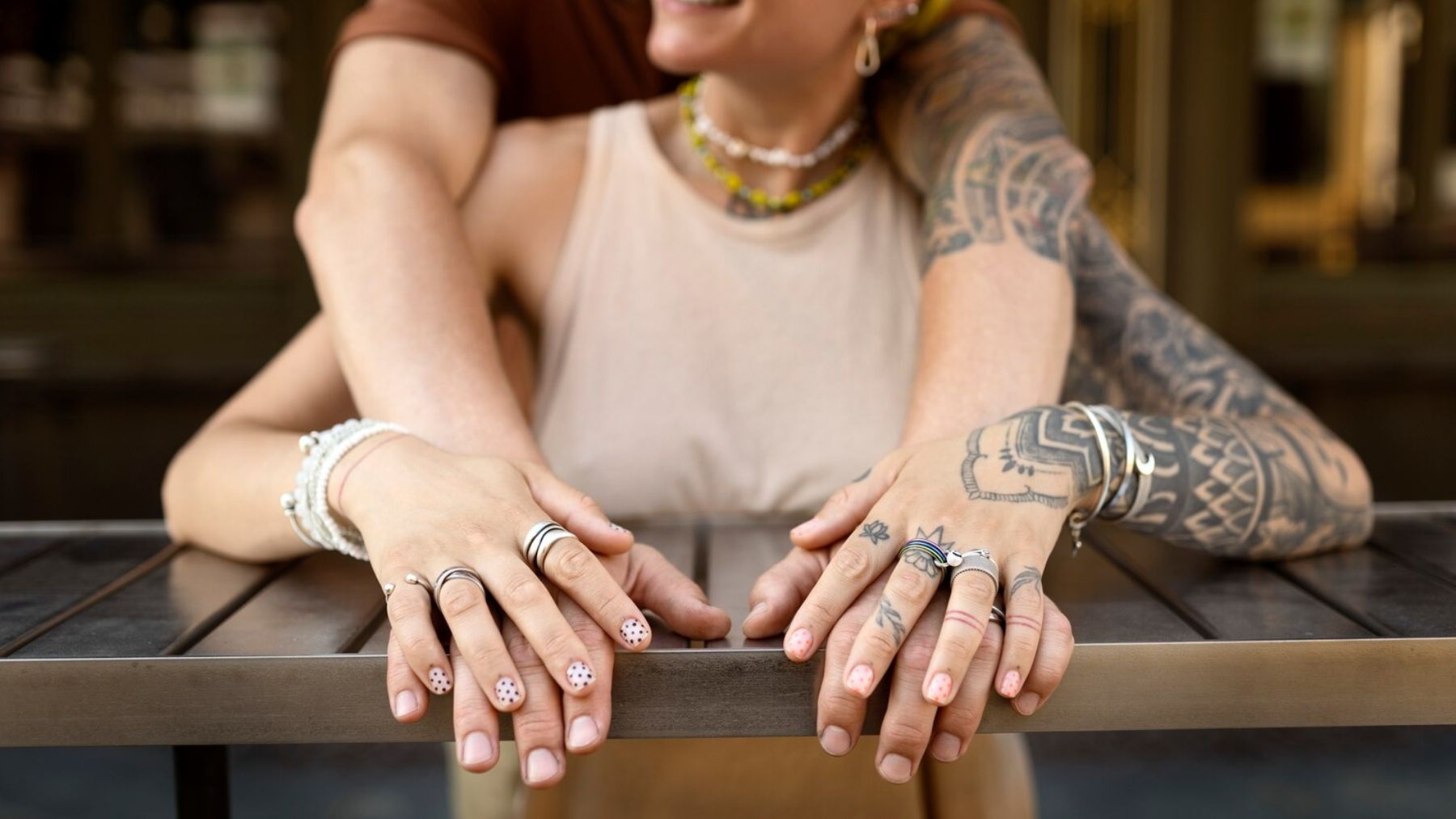 Quienes tienen las manos tatuadas demuestran una gran seguridad en sí mismos y un deseo inconsciente de mostrar su verdadera esencia sin filtros. (Foto: Freepik)