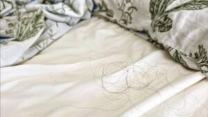 No es tu champú ni tu peinado: expertos alertan del error nocturno que provoca la caída del cabello